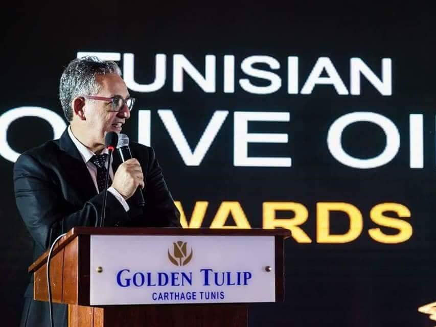 Karim Benamor en modération de conférence sur scène