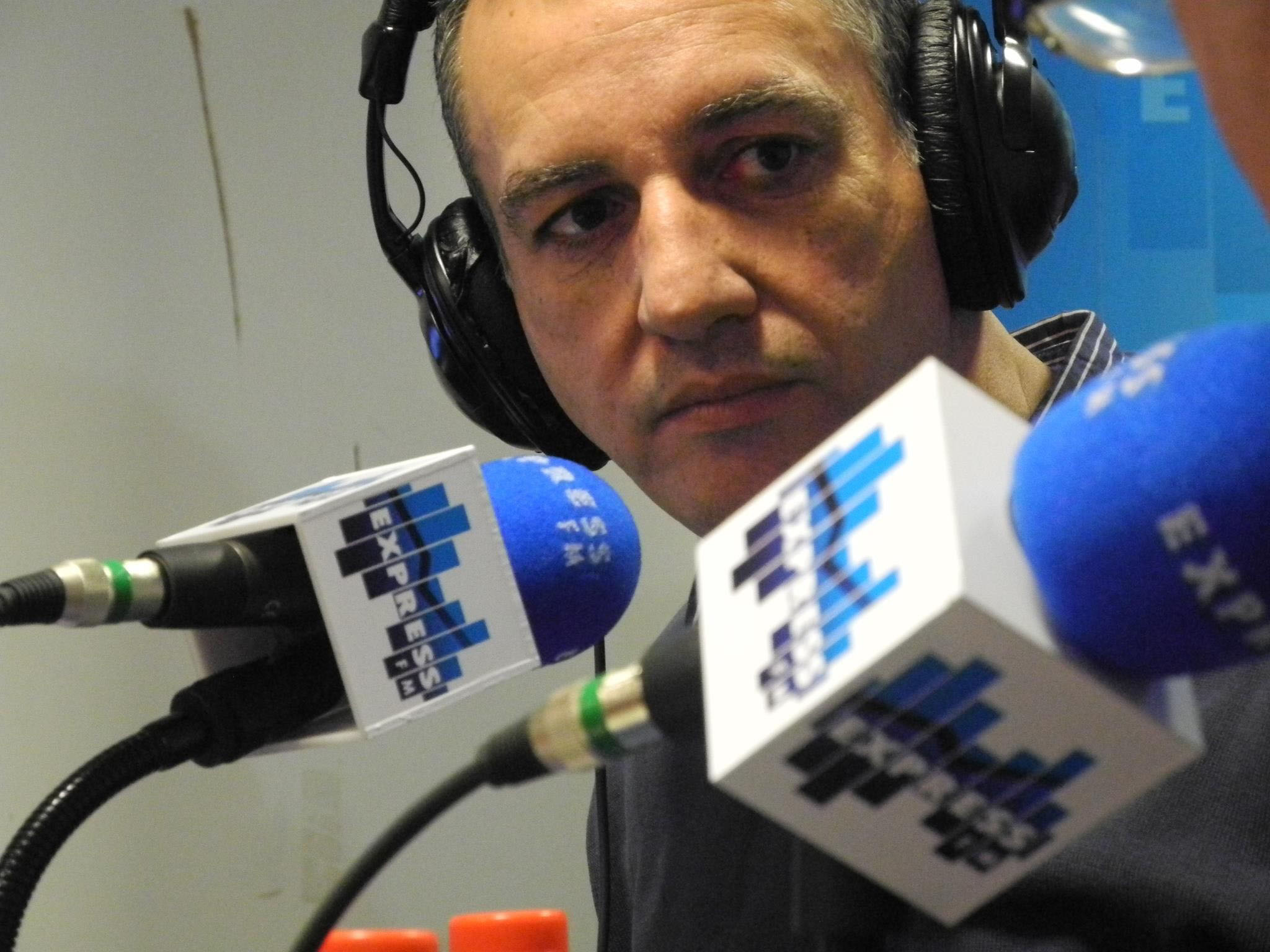 Karim Benamor au micro en studio radio